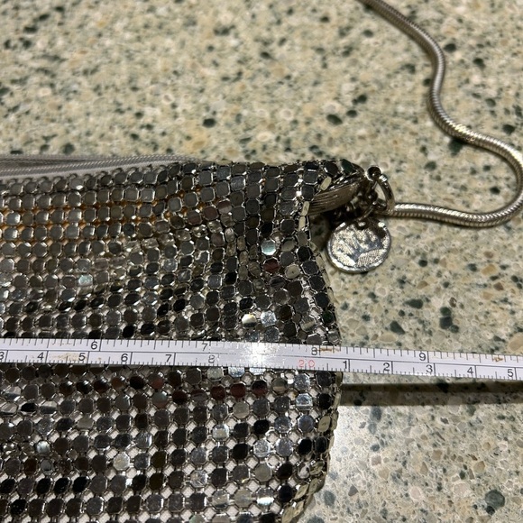 LA Regale Ltd - VINTAGE, Zipper chain metallic silver purse, metal chain - Picture 7 of 9